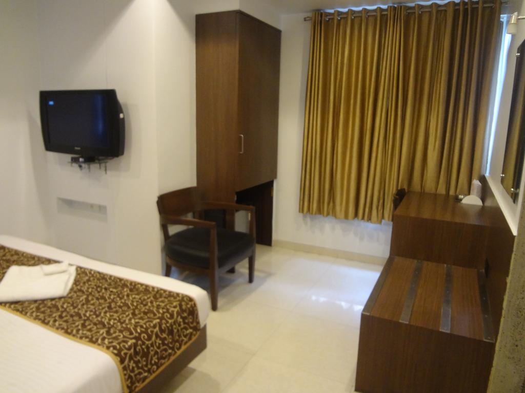 Hotel Adi Nágpur Kültér fotó