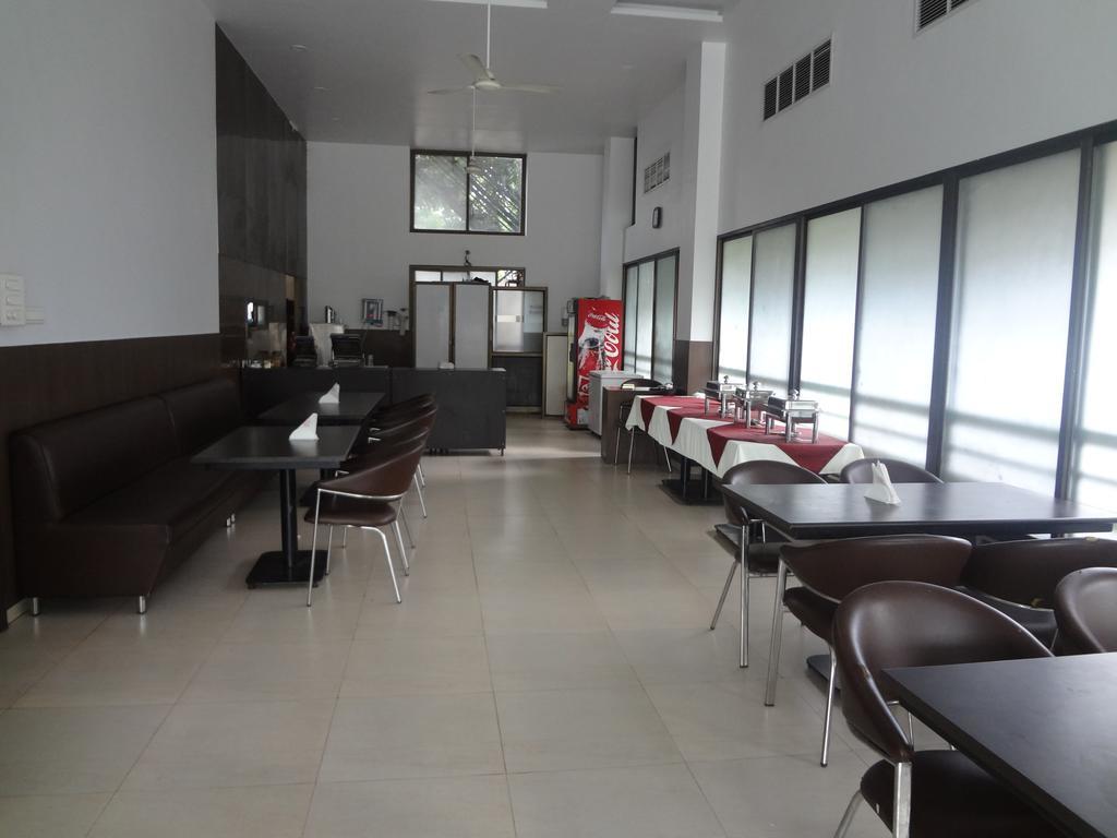Hotel Adi Nágpur Kültér fotó